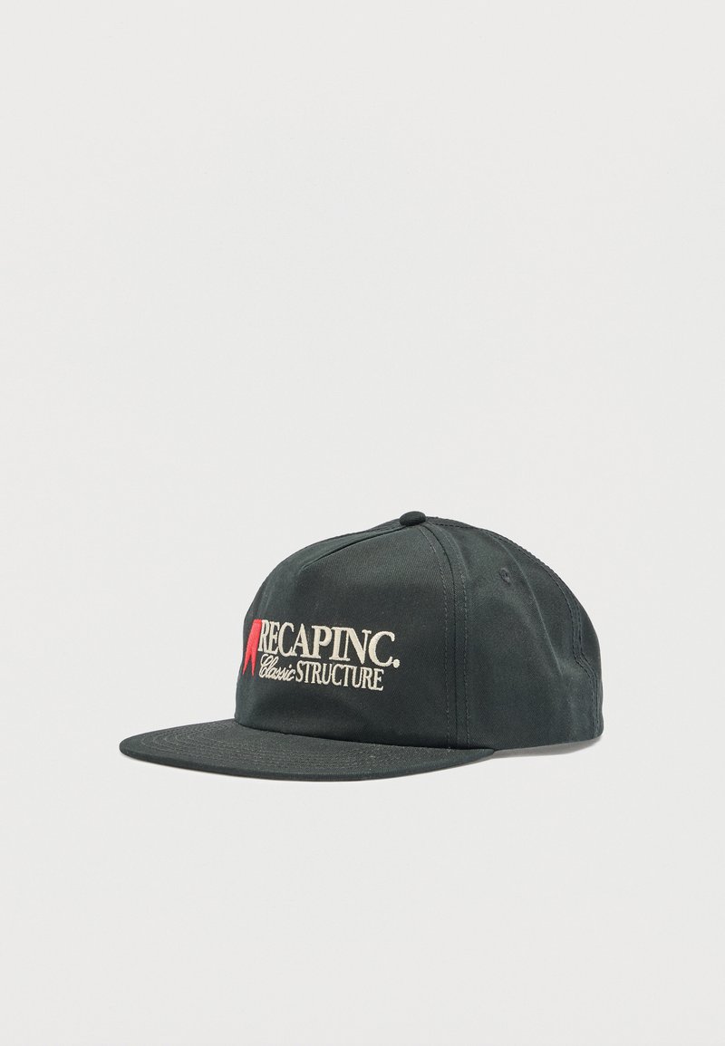 Gorra de béisbol negra con visera plana, bordada con "RECAP INC. Classic STRUCTURE" en hilo blanco y rojo en el panel frontal.