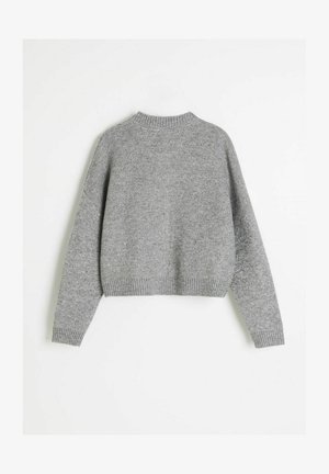 Jasnoszary dzianinowy sweter z długimi rękawami, ściągaczami przy mankietach i dolnym brzegu oraz wysokim, okrągłym dekoltem, ukazany na płasko na białym tle.