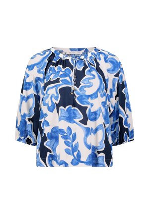 Loszittende blouse met driekwartmouwen, blauw en marineblauw abstract bloemenpatroon op witte achtergrond, voor met strik en stervormige hanger.