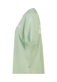 Lichtgroen T-shirt met korte mouwen en ronde hals, zijaanzicht met subtiele witte bedrukte tekst aan de voorkant en achterkant.