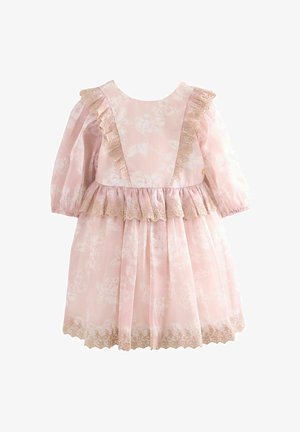 Rózsaszín virágmintás ruha hosszú ujjakkal, fodros dekoltázzsal és csipke díszítéssel. Plisszírozott szoknyával és arany színű akcentusokkal rendelkező virágmintázattal rendelkezik.