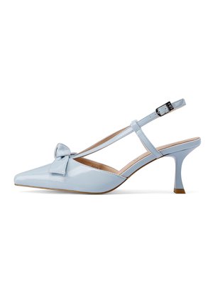 Décolleté slingback in vernice azzurro chiaro con punta a punta, fiocco decorativo e cinturino regolabile alla caviglia con fibbia argentata.