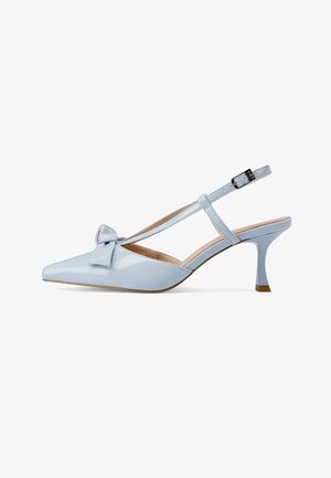 Décolleté slingback in vernice azzurro chiaro con punta a punta, fiocco decorativo e cinturino regolabile alla caviglia con fibbia argentata.