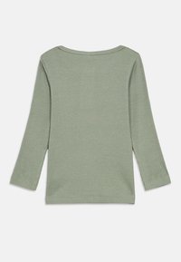 Πράσινο ριγέ μακρυμάνικο πουκάμισο με στρογγυλή λαιμόκοψη, που διαθέτει ίσιες μανσέτες και μαλακή υφή. Απλό, μονόχρωμο χωρίς σχέδια.