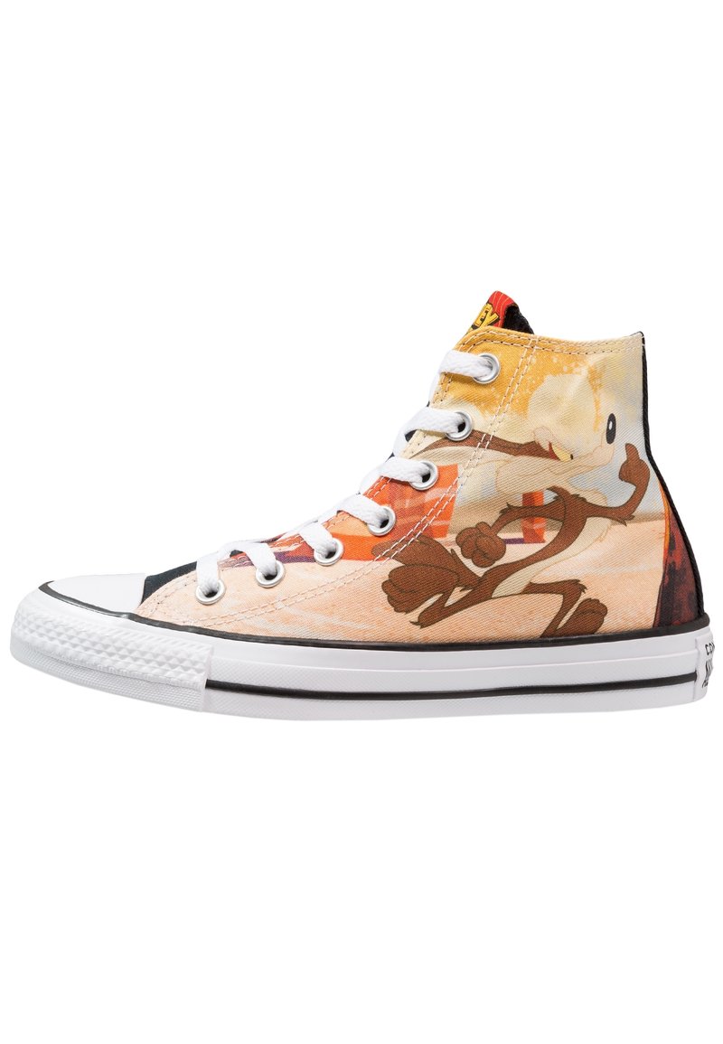 Tenisky s vysokým jemným nadpatkem mají vzor s animovanou postavičkou, převážně v oranžové a béžové barvě, s bílými tkaničkami a gumovou podešví.