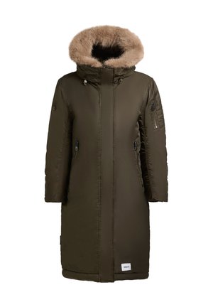 Parka larga de color verde oliva con capucha forrada de piel sintética, bolsillos interiores y bolsillo en la manga con cremallera; textura suave y diseño aislante.