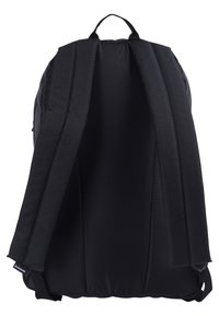 Zaino nero con spallacci imbottiti e interno foderato, dotato di una maniglia superiore e di un design minimalista. Tessuto dalla texture liscia, scomparto organizzato.