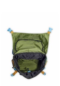 Interno di uno zaino verde con una patta superiore, dotato di una fodera testurizzata di un verde chiaro e di un compartimento nero. Inclusi accessori in blu.