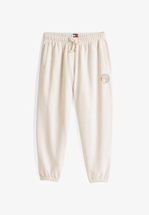 Beżowe dresy wykonane z miękkiego materiału. Posiadają elastyczny pas z sznurkiem ściągającym, boczne kieszenie oraz haftowane logo na lewej udzie.