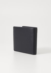 Cartera de cuero negro con acabado texturizado, diseño bifold y líneas limpias. Forma compacta con detalles de costura lateral.