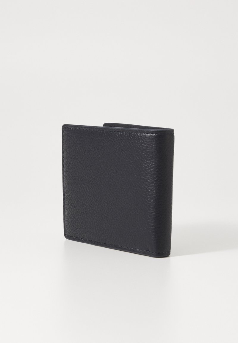 Cartera de cuero negro con acabado texturizado, diseño bifold y líneas limpias. Forma compacta con detalles de costura lateral.