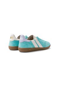 Paire de baskets en daim turquoise avec des rayures blanches et des semelles en caoutchouc marron, vues de dos et de côté sur fond blanc.