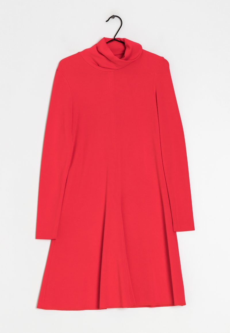 Červené šaty s dlouhým rukávem a volným výstřihem, vyrobené z hladkého materiálu. Mají rozšířený lem a jednoduchý design. Zavěšeny na černém háčku.