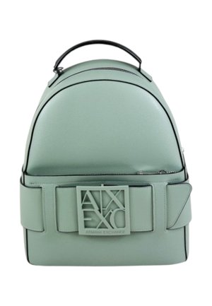 Zaino in finta pelle verde con forma arrotondata, dettagli neri, una grande placca con logo sul davanti e una maniglia superiore per il trasporto.