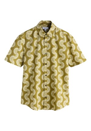 Kortærmet olivengrøn skjorte med knapper og gentaget hvidt cirkulært ventilatormønster samt almindelig krave.