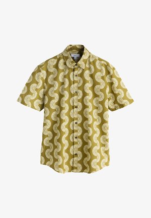 Chemise boutonnée à manches courtes de couleur vert olive avec un motif répétitif de ventilateurs circulaires blancs et un col standard.