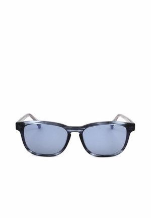 Occhiali da sole rettangolari traslucidi neri con lenti sfumate blu, posati su uno sfondo bianco.