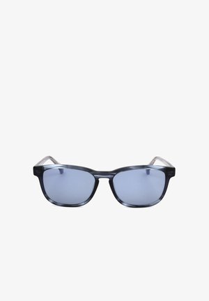 Occhiali da sole rettangolari traslucidi neri con lenti sfumate blu, posati su uno sfondo bianco.