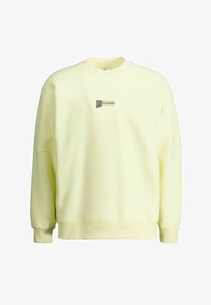 Lichtgele crewneck-sweatshirt met lange mouwen en een klein zwart "Chasin'"-logo centraal op de borst.