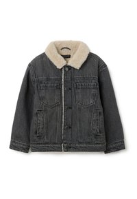 Chaqueta de mezclilla en gris oscuro con un cuello de piel sintética en color crema. Incluye cierre de botones, dos bolsillos en el pecho y dos bolsillos laterales.