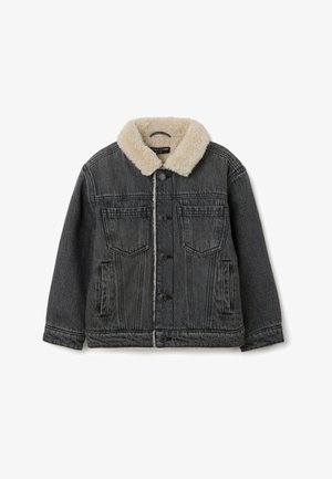 Chaqueta de mezclilla en gris oscuro con un cuello de piel sintética en color crema. Incluye cierre de botones, dos bolsillos en el pecho y dos bolsillos laterales.