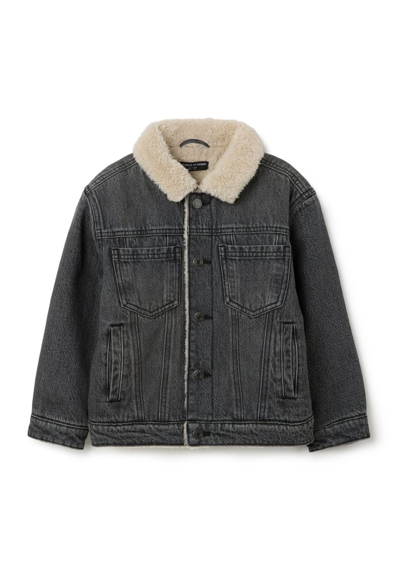Chaqueta de mezclilla en gris oscuro con un cuello de piel sintética en color crema. Incluye cierre de botones, dos bolsillos en el pecho y dos bolsillos laterales.