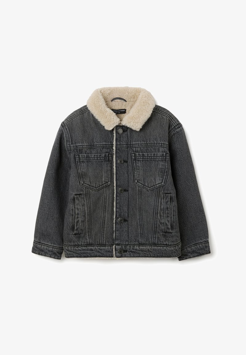 Giacca di denim grigia scura con colletto in finta shearling color crema. Presenta una chiusura a bottoni, due tasche sul petto e due tasche laterali.