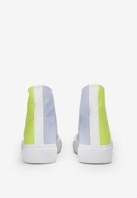 Hochschuh-Sneaker aus Canvas mit grünen, hellblauen und weißen Farbblöcken, Gummisohle und strukturiertem Material.