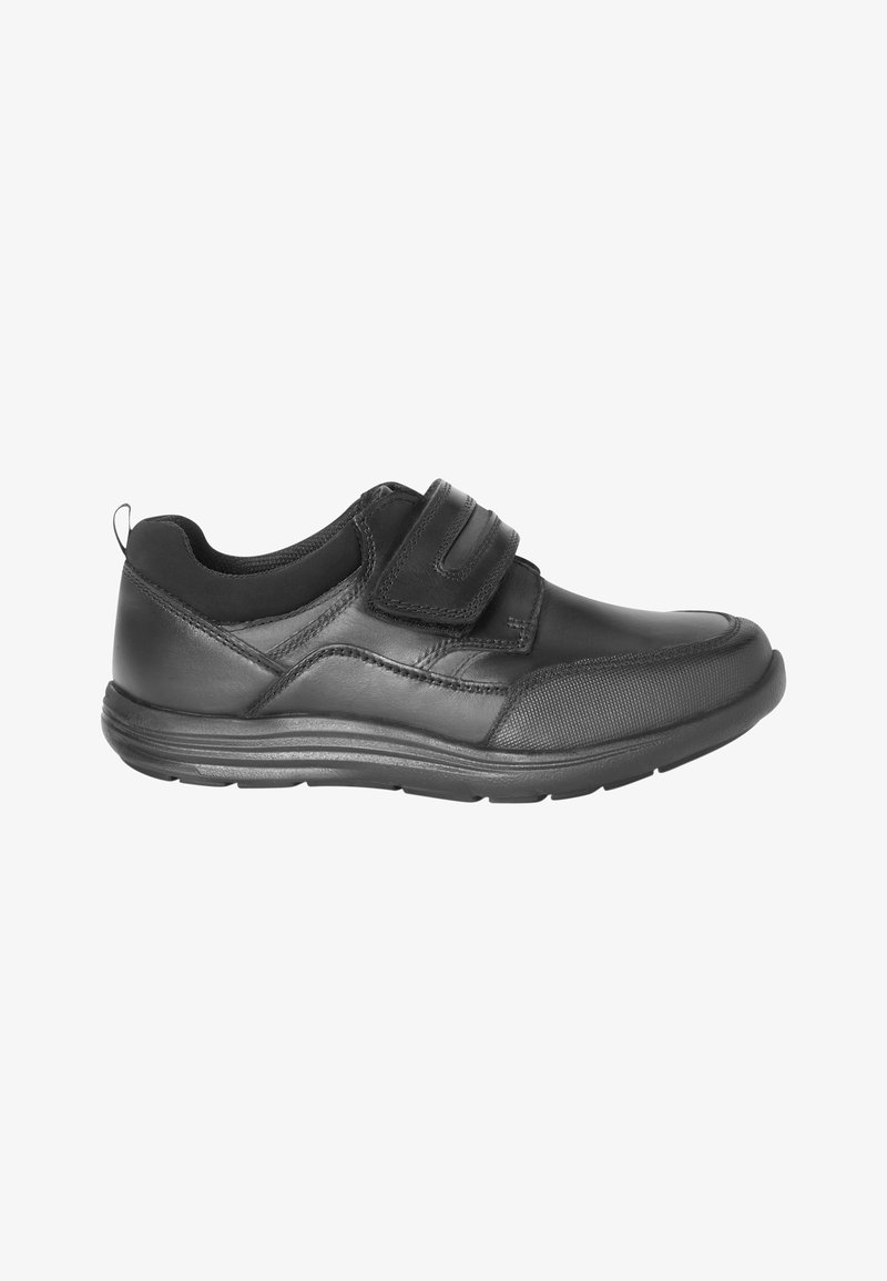 Chaussure de sport noire avec un dessus en cuir lisse, comportant deux sangles Velcro, un design à nez arrondi et une semelle en caoutchouc texturé.