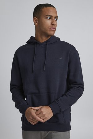 Navyblaues Kapuzenpullover aus weichem Material, mit einer frontalen Tasche und verstellbaren Kordeln. Subtiler Aufdruck des "Blend"-Logos.