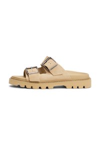 Sandales à glisser en daim de couleur beige clair avec deux boucles en métal argenté réglables, une semelle robuste dotée d'un motif cranté pour une meilleure adhérence et soutien.