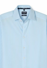 Himmelblaues Langarmhemd mit dünnen senkrechten weißen Streifen, moderne Passform, Button-Down-Kragen und standardmäßiger vorderer Knopfverschluss.