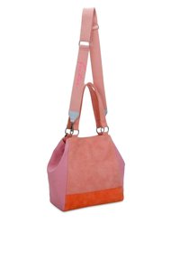 Wielokolorowa torebka z różowej zamszowej skóry, pomarańczowym zamszowym dnem i regulowanym paskiem z logo. Zawiera srebrne akcenty metalowe.