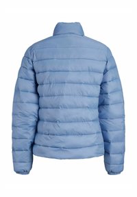 Giubbotto imbottito azzurro chiaro con colletto alto, caratterizzato da sezioni trapuntate orizzontali e polsini elastici. Materiale liscio e impermeabile.