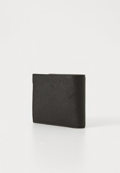 Svart lommebok laget av teksturert materiale, med rektangulær form, minimalistisk design og subtile overflatemarkeringer.