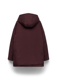 Giacca a vento bordeaux con cappuccio, caratterizzata da una texture liscia e una finitura leggermente lucida. Vestibilità morbida con orlo dritto e senza chiusure visibili.