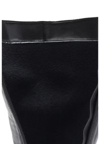 Borsa a tracolla nera con una texture morbida in feltro, caratterizzata da una finitura in pelle liscia e una cerniera sul lato. Design minimalista senza hardware visibile.