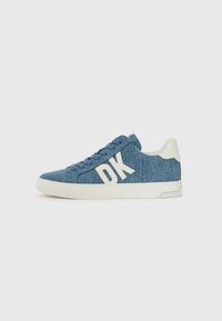 Denim sneakers med blå teksturert stoff, hvit gummisåle og stor hvit "DK" merking på siden.