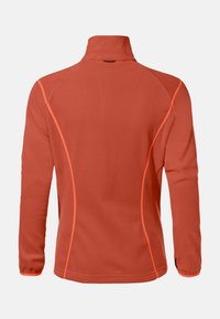 Vibrantse rusti värvi fliistek jacket, millel on oranžid aktsentõmblused. Kõrge krae, pikad varrukad ja sile tekstuur. Ilma nähtavate logo või mustriteta.