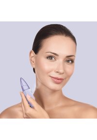 Un appareil portable lavender avec une pointe effilée, une texture en plastique lisse et un bouton ; tenu par une personne avec un fond neutre.