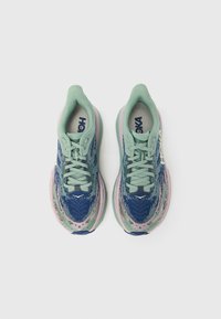 Αθλητικά παπούτσια με υφαντό δίχτυ στην επάνω επιφάνεια σε πράσινο και ναυτικό μπλε, ροζ λεπτομέρειες και στρογγυλά κορδόνια. Παχιά μαλακή σόλα για άνεση.