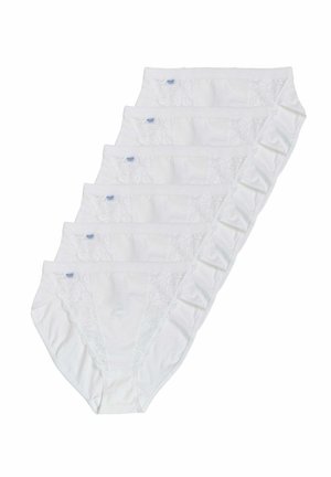 Sei slip bianchi da donna con rifiniture in pizzo impilati diagonalmente su uno sfondo bianco con piccole etichette blu del marchio.