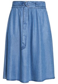 Ljust blå denimkjol med hög midja, ett cirkulärt metallspänne och veckade detaljer. Slät textur med en flödande siluett.