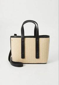 Taška z tkaného slamy s čiernymi rukoväťami z umelej kože, obdĺžnikového tvaru a jemnej textúry. Obsahuje odnímateľný ramenný popruh.