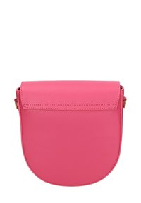 Borsa crossbody rotonda in pelle rosa con chiusura a pattina. Texture liscia, cuciture minime e piccoli accenti in hardware dorato.