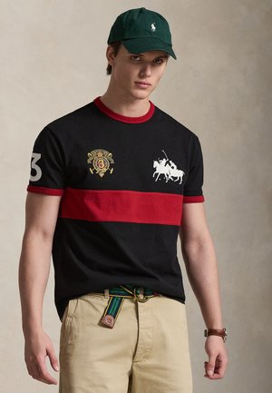 CLASSIC FIT JERSEY GRAPHIC T-SHIRT - Μπλουζάκι με στάμπα - black/sweet tomato