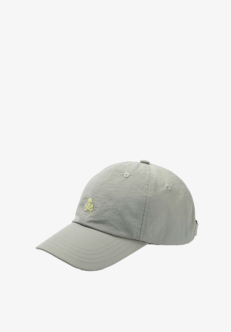 Lysegrå baseballkasket lavet af stof, med gul broderi af dødningehoved og knogler. Blød tekstur, buet skygge, justerbar rem bagpå.