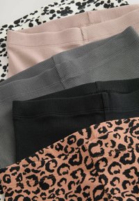 Četiri para rebrastih tajica: čvrste boje u crnoj, sivoj i ružičastoj, ukrašene dizajnom od leopard printa u boji peska i crnoj.