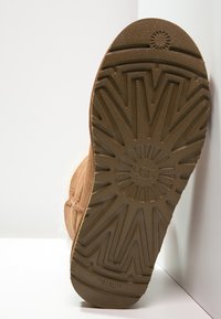 UGG MINI BAILEY BUTTON - Botines bajos - chestnut