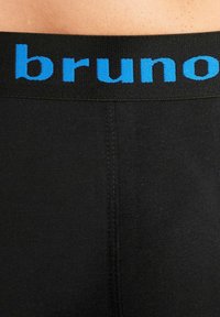 Melnas auduma bokseru bikses ar zilu elastīgu jostu, uz kuras ir uzraksts "bruno" kontrastējošā tekstā. Gluda tekstūra, pieguļošs dizains.